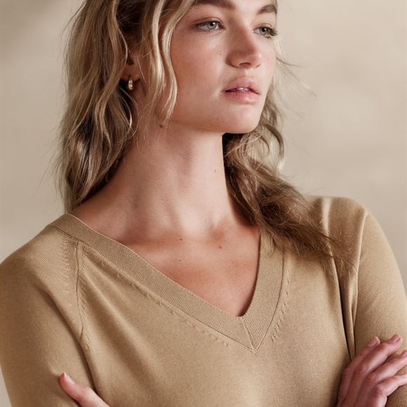Banana Republic Sweaters - New! BANANA REPUBLIC Classic Cotton V-Neck Sweater in Light Toffee, Size XL